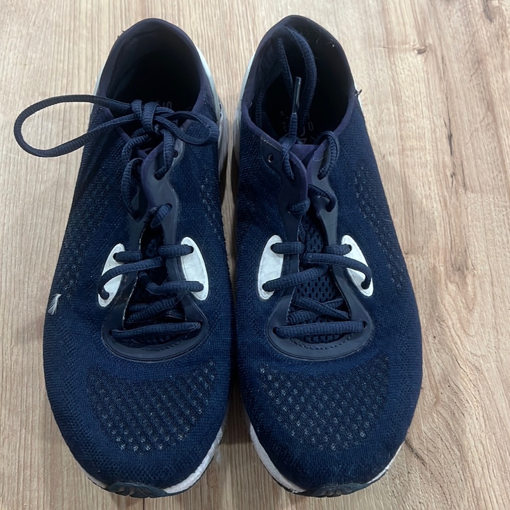 UA Womens Size 8 Tennis Shoes